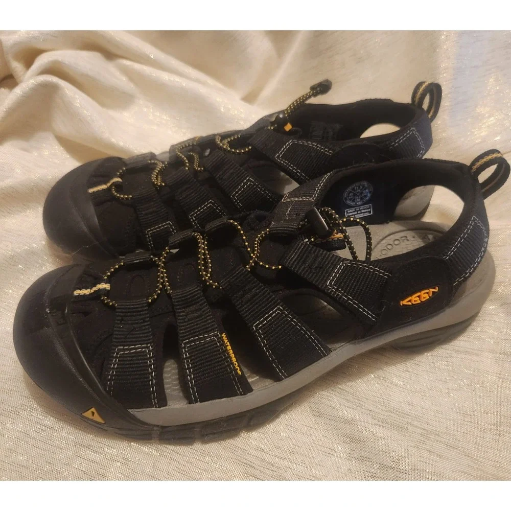 Men's Keen Newport H2 Water Sport Shoes Sandals Closed Toe Black Size 11.5